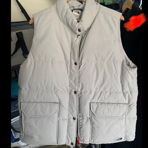 The Northface Down Sierra Vest In Dove Gray - Picture 3 of 6